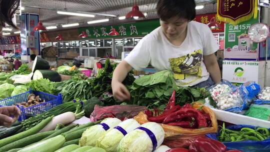 蔬菜市场购买青菜、土豆场景