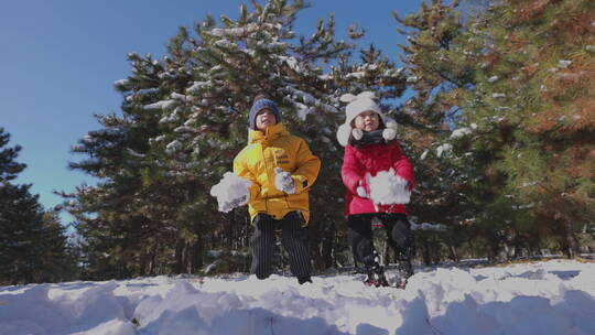 快乐儿童在雪地里玩耍