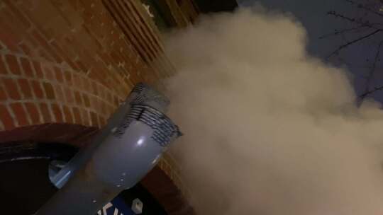 烟从管子里冒出来