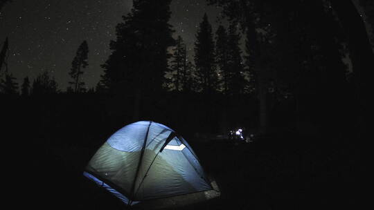 延时拍摄夜空下的帐篷