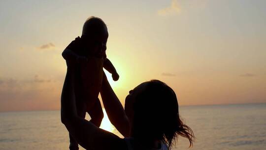 海边夕阳里玩耍的母子视频素材模板下载