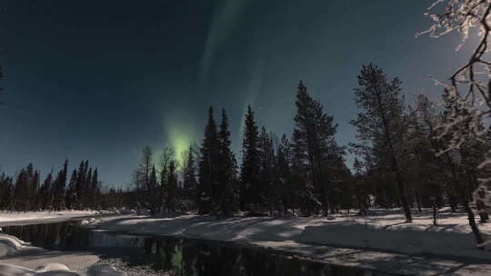 雪山森林夜空下的极光景观延时摄影