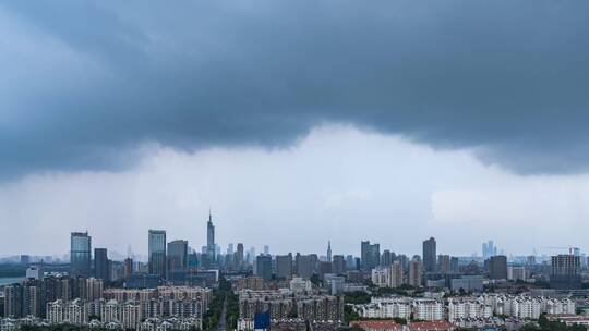 暴雨下的南京城市天际线