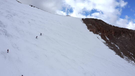 西藏拉萨当雄廓琼岗日雪山洛堆峰登山滑雪