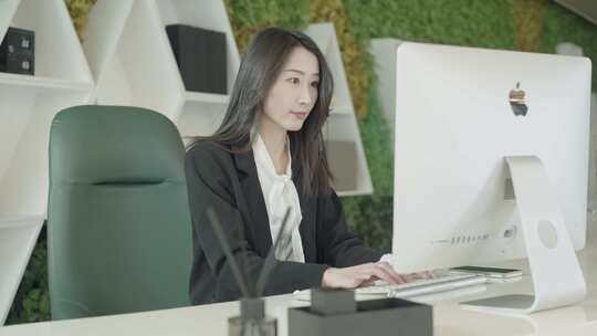 中国女性用电脑办公