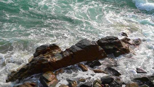 海水岸边石头浪花超级慢镜头