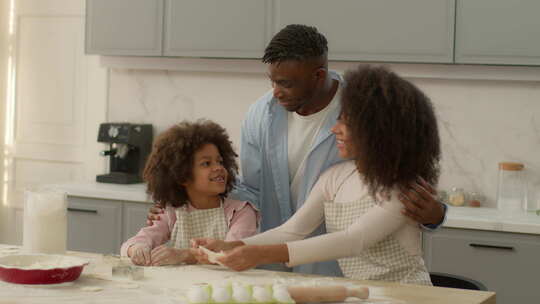 快乐的非裔美国家庭在家里厨房女人男人和小