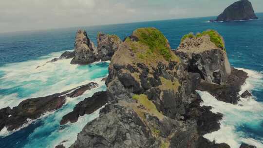 FPV穿越机无人机航拍大海森林海岛海浪蓝天