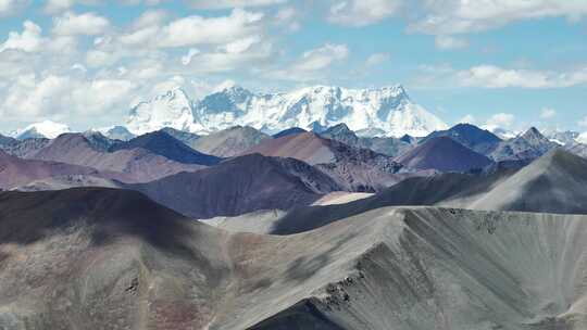 晴天航拍西藏念青唐古拉山脉雪山风景