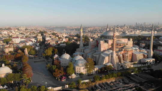 圣索菲亚圣大清真寺（Ayasofya Camii），背景是博斯普鲁斯海峡和城市天际线