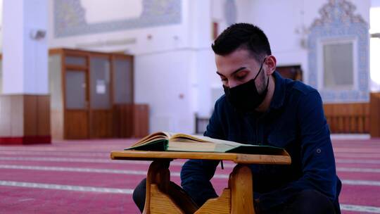 清真寺里戴着口罩背诵古兰经的人