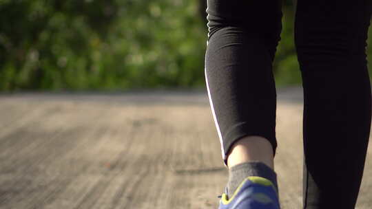 奔跑的健康女性快速的登上台阶视频素材模板下载