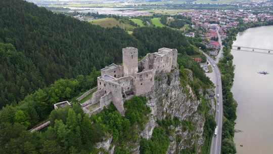 悬崖上的城堡