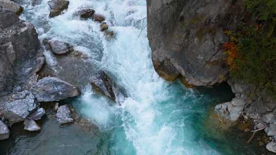 湍急水流在岩石间奔涌的自然景观