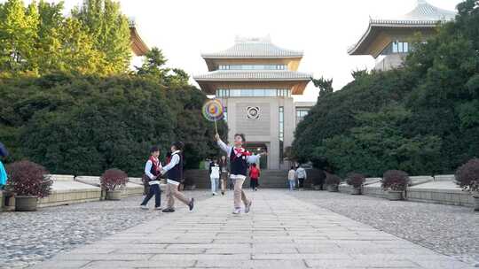 俩小学生在石板路上奔跑嬉戏