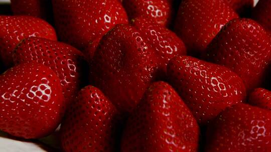 在盘子上旋转的草莓