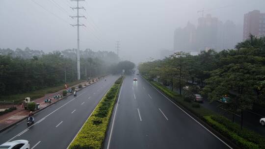 雨雾天气的高速公路视频素材模板下载