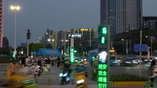 夜晚城市道路上行色匆匆的路人