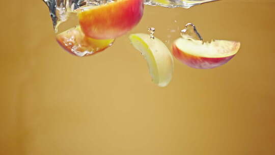 水蜜桃入水