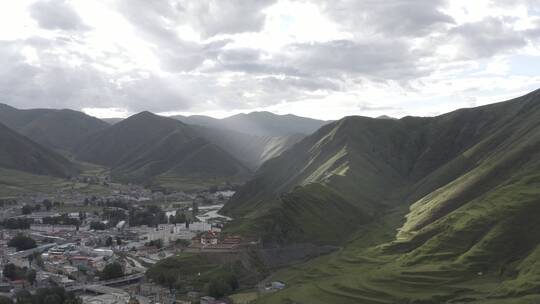 阳光洒在草原高山上