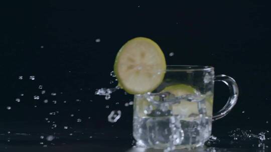 柠檬玻璃杯视频滑动的柠檬水