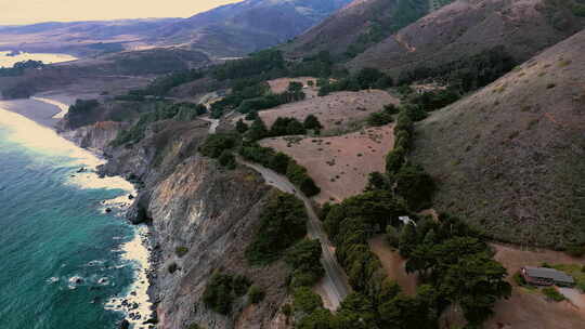 壮观的鸟瞰洛基太平洋海岸和高速公路1加利