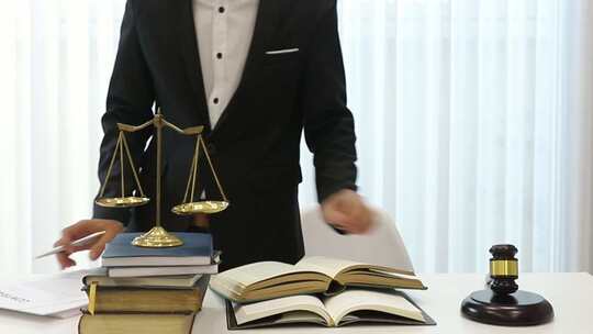 亚洲律师在律师办公室的桌子上准备文件。视频素材模板下载