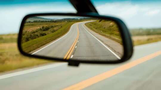 汽车后视镜中的公路景象