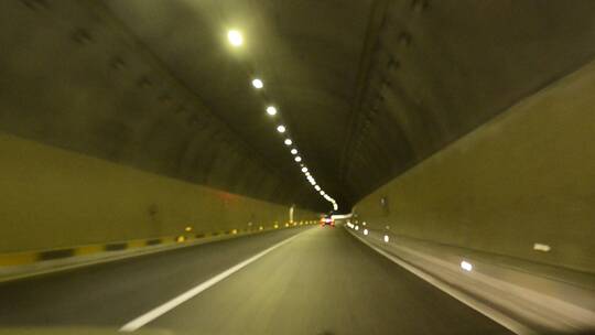 夜晚开车穿过隧道