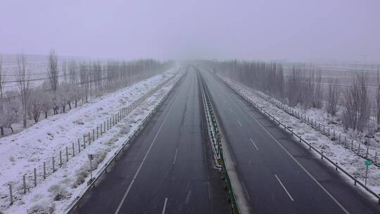 顶风冒雪高速公路货运卡车