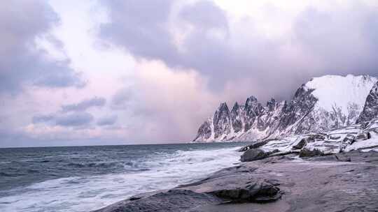 挪威塞尼亚岛北极圈峡湾地貌牙齿山海边礁石