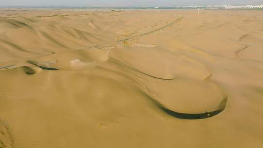 航拍沙漠公路被沙子侵蚀视频素材模板下载