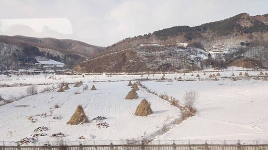 东北冬季火车沿途风景