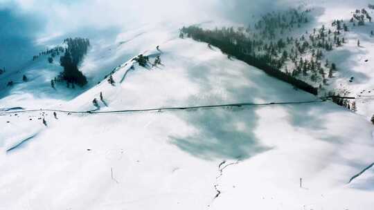 新疆禾木阿尔泰山里的林海雪原