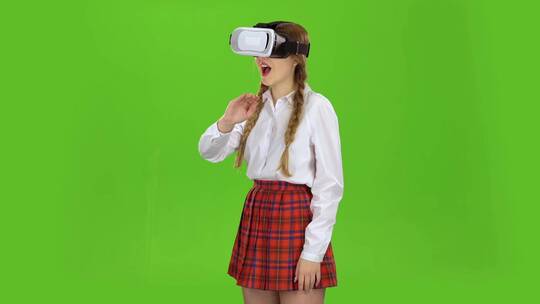 绿幕下戴虚拟眼镜的女孩视频素材模板下载