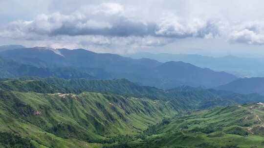 连绵起伏的绿色山脉自然风景