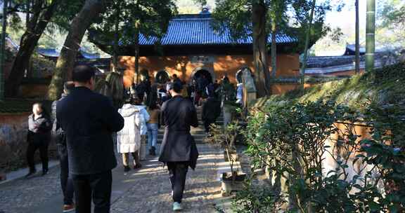 浙江天台国清寺新年礼佛人群拍照的游客