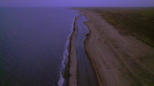 黄昏时分青海湖畔沙滩草原航拍风景