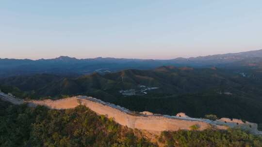 航拍金山岭长城日出光影