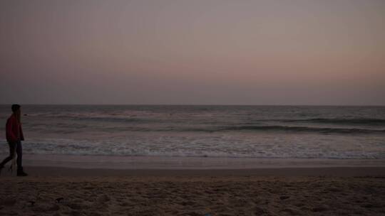 日落时分男人在海边散步