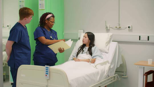两个护士在与病人交谈