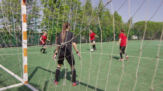女子足球运动员在户外比赛视频素材模板下载