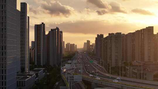 天空胜景下的高架交通车流