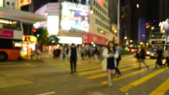 延时拍摄香港穿越城市街道斑马线的人群