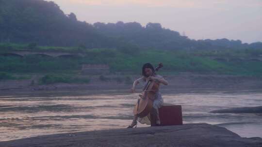 美女江边拉小提琴