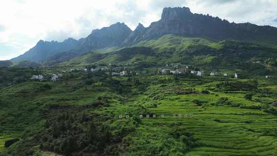 江西上饶山间梯田绿意盎然山村景色宜人