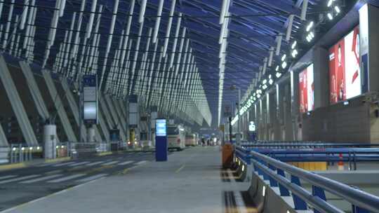 4K上海夜间浦东机场航站楼接送客飞机降落视频素材模板下载