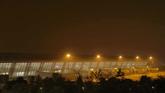 4K上海夜间浦东机场航站楼飞机降落