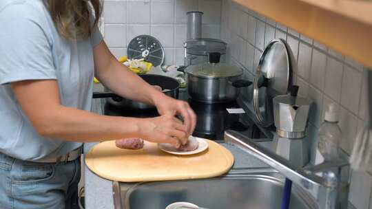 女人煮肉丸或肉饼肉饼油炸