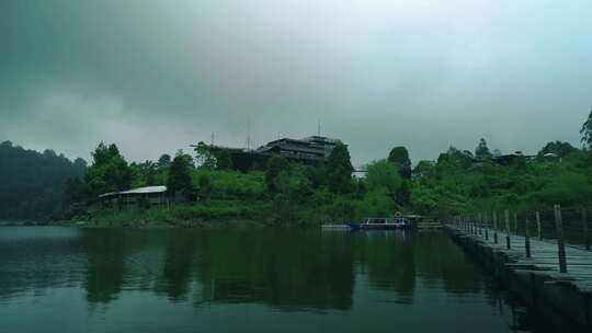 多云天的湖景